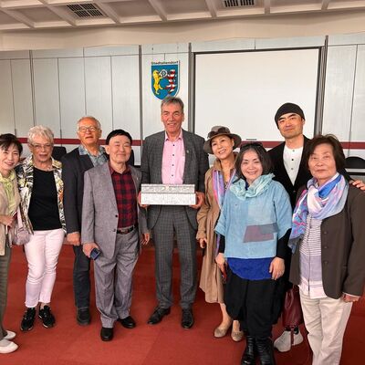 Südkoreanische Künstler mit Bürgermeister